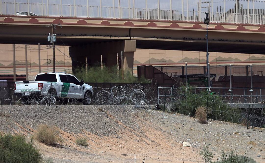 Guardia Nacional del Estado de Texas, vigilando barricadas de alambre de púas, en el muro fronterizo desde Ciudad Juárez. Foto: EFE