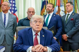 Trump anuncia aumento al arancel sobre autos y camiones de la Unión Europea a 25%; bloque "no cumple pacto comercial", dice