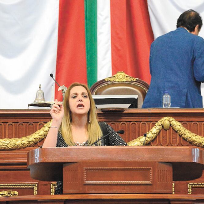 La lideresa vecinal de San Ángel, Susana Kanahuati, arrebató la tribuna para expresar su rechazo por el actuar de Morena en leyes vecinales. ESPECIAL