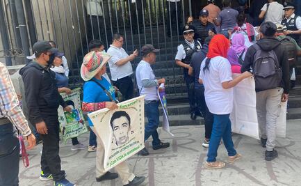 Caso Ayotzinapa: Padres de los 43 sostienen reunión con fiscal especial; alistan retiro de plantón en el Zócalo