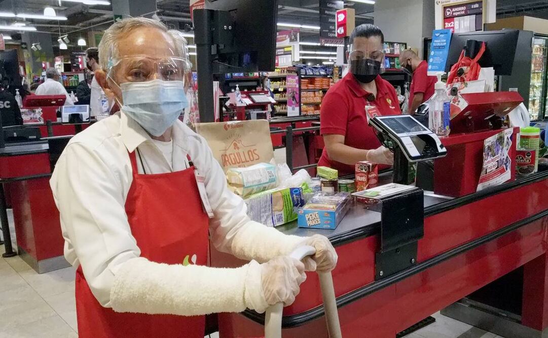 Con sus dos vacunas y extremando precauciones contra el Covid, don Sergio Corona retomó sus actividades como empacador voluntario. Se dice feliz de regresar a trabajar y sentirse útil. Fotos: Diego Prado/ EL UNIVERSAL.