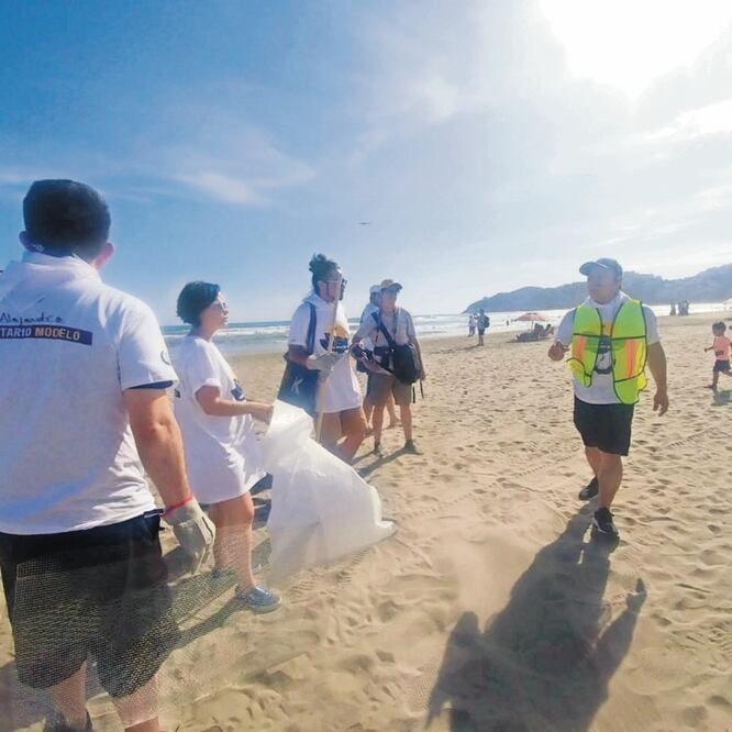 El equipo de voluntariado realizó la limpieza de la playa. ARACELI GARCÍA/EL UNIVERSAL
