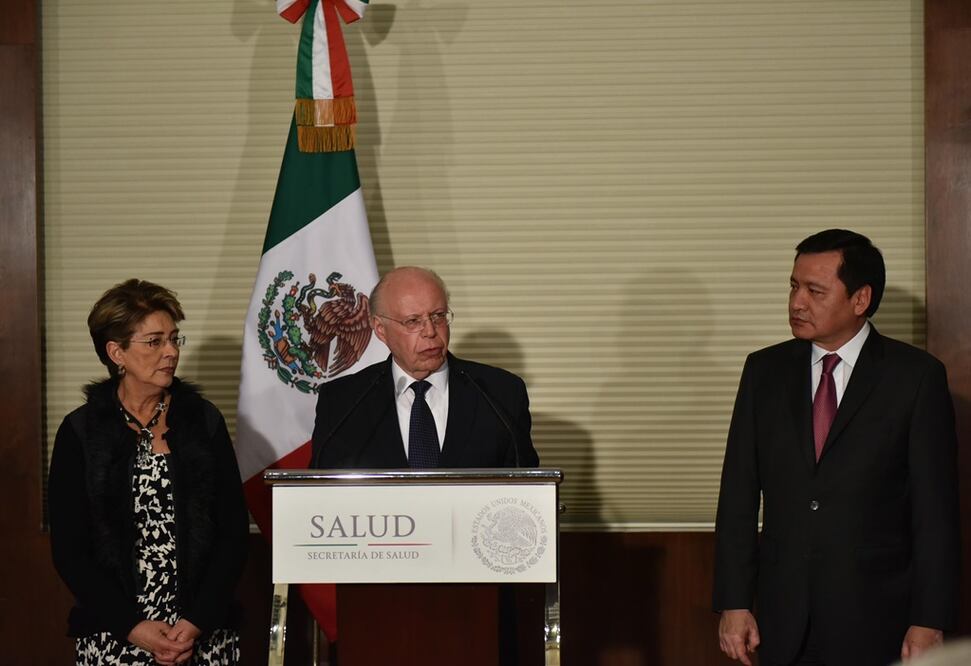 El secretario de Gobernación le dio posesión formal en su nuevo cargo a Narro Robles como secretario de Salud (Foto: Cortesía Segob)