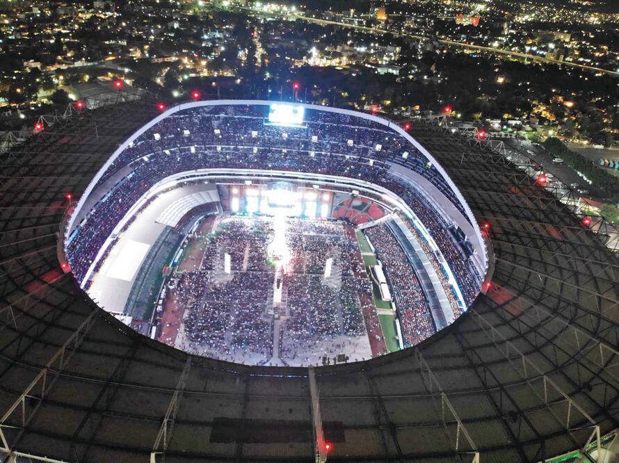 Según Morena, más de 100 mil personas acudieron al Estadio Azteca para aclamar a Andrés Manuel López Obrador durante su último evento como candidato presidencial (LUIS RAMÍREZ. EL UNIVERSAL)