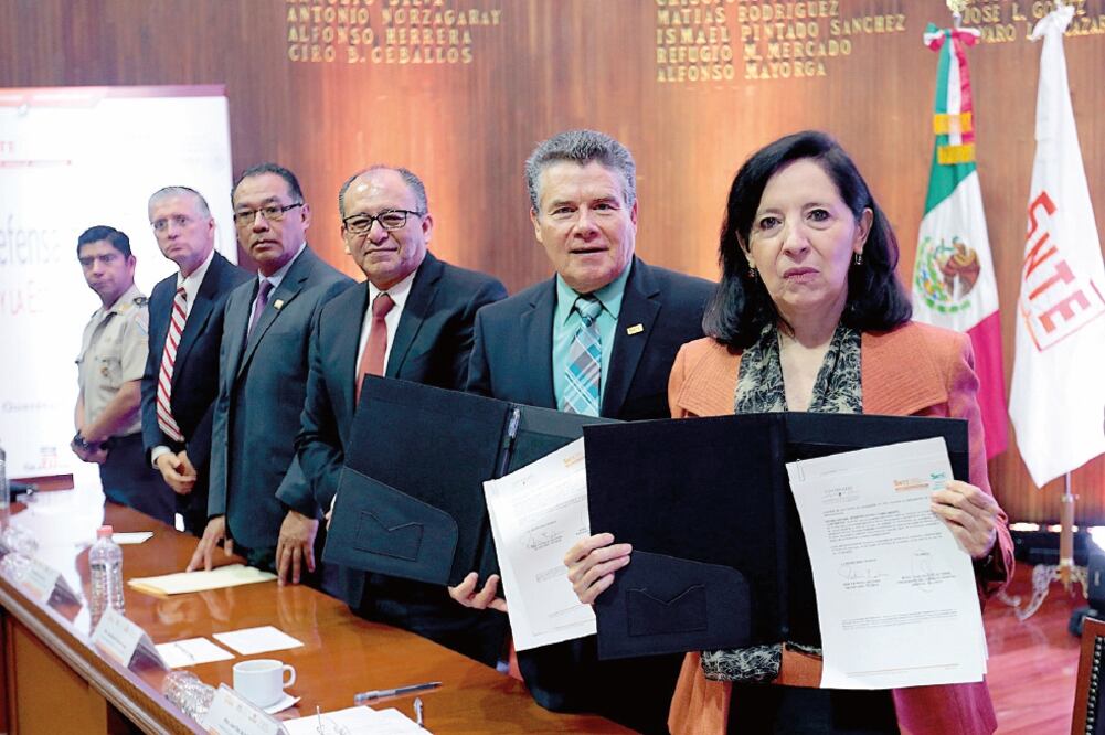 El presidente del SNTE, Juan Díaz de la Torre, y la directora del INEHRM, Patricia Galeana Herrera, firmaron un convenio de colaboración (ESPECIAL)