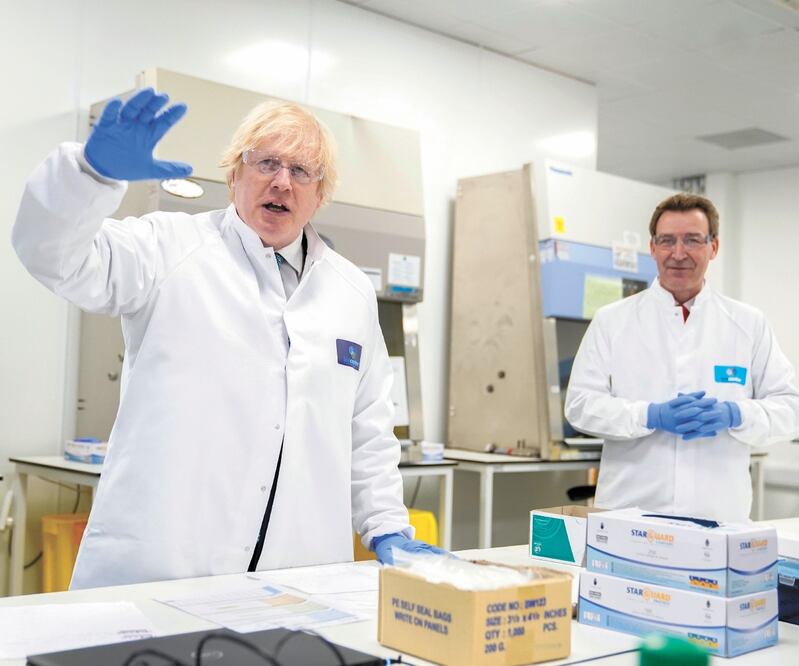El primer ministro británico, Boris Johnson, durante una visita ayer al biocentro en Milton Keynes. Foto: EFE