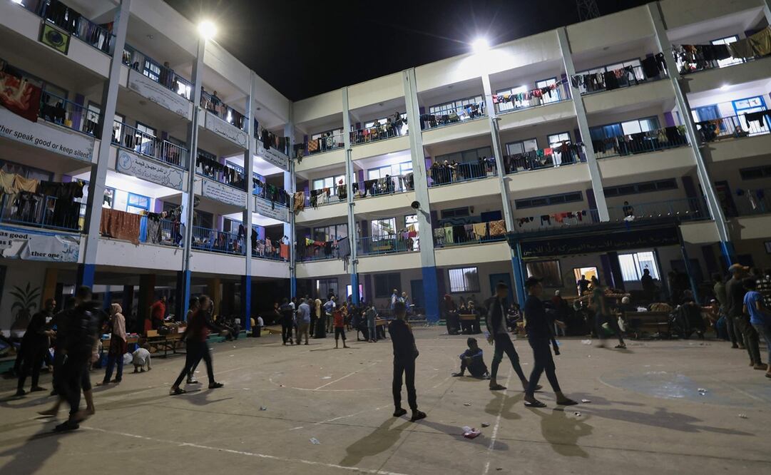 Palestinos desplazados residen en una escuela administrada por la UNRWA en Khan Yunis, en el sur de la Franja de Gaza, el 16 de octubre de 2023.  Foto: AFP