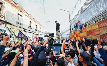 Ozuna se emociona al visitar Tepito y observar el mural creado por sus fans en su honor