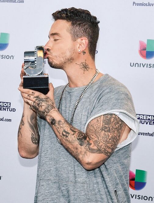 J Balvin con su premio durante los Premios Juventud, en Florida (GASTON DE CÁRDENAS. EFE)