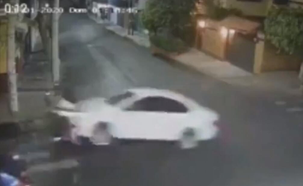 Auto embiste a motociclista, le pasa por encima y huye en Magdalena Contreras