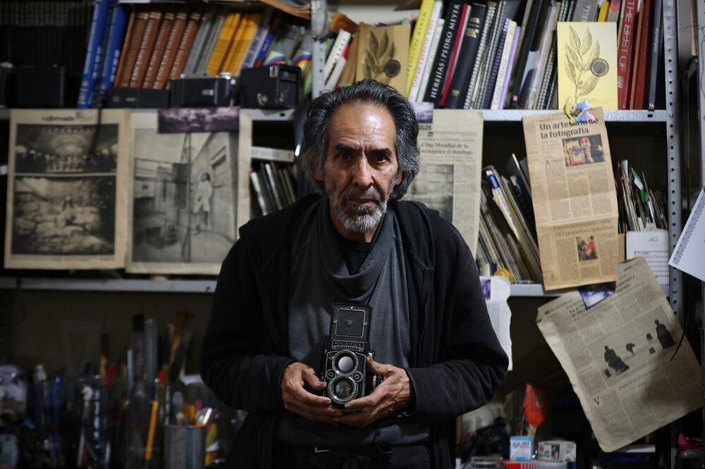 El fotógrafo Daniel Mendoza Alafita, en su Estudio-Taller Selenium instalado en el segundo piso del edificio Puebla, en Santa María la Ribera, propiedad adquirida por una inmobiliaria que emplazó al maestro en fotocine para desalojar su vivienda. Foto: Berenice Fregoso