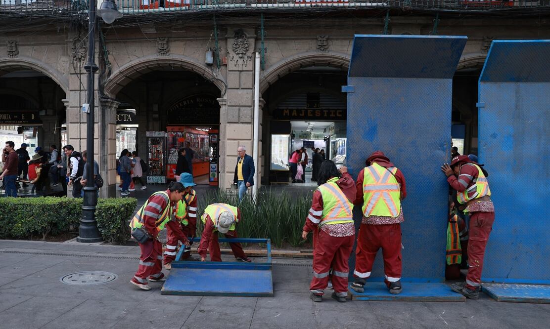 Vallas metálicas fueron colocadas en los alrededores de Palacio Nacional y la Catedral Metropolitana en el Zócalo de la Ciudad de México ante las movilizaciones de la CNTE y la Generación Z, el martes 11 de noviembre de 2025. Foto: Fernanda Rojas/EL UNIVERSAL