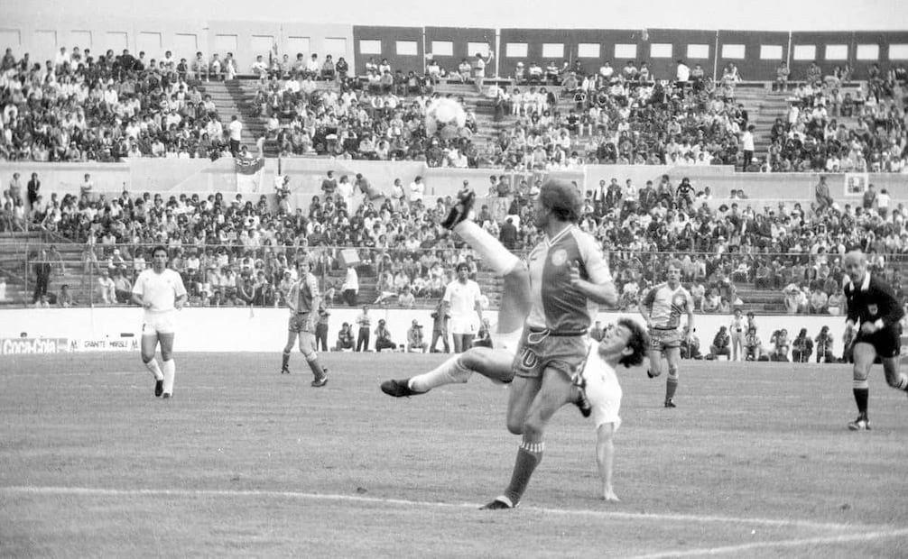 Partido Dinamarca vs. Uruguay, con la goliza de 6 a 1 sobre el equipo sudamericano. Finalizado el encuentro, un fanático uruguayo no aguantó el resultado y se dejó caer en la cancha del Estadio Neza 86, gritando “la p--- que nos parió”, mientras los daneses celebraban. Foto: Julio Argumedo/Archivo EL UNIVERSAL.
