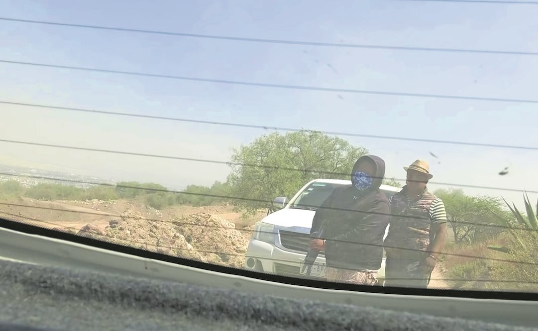 Gente amenazó a los reporteros con armas largas y con prenderles fuego con gasolina si no se iban del lugar. Foto: Especial