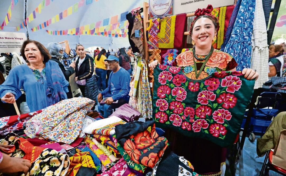 Uno de los baluartes de la economía cultural son las artesanías, por lo que los analistas piden apoyarlas con mejores políticas culturales más allá de encuentros como “Original” y ferias artesanales, como la realizada en junio pasado por los 50 años de FONART. Fotos: Archivo | El Universal