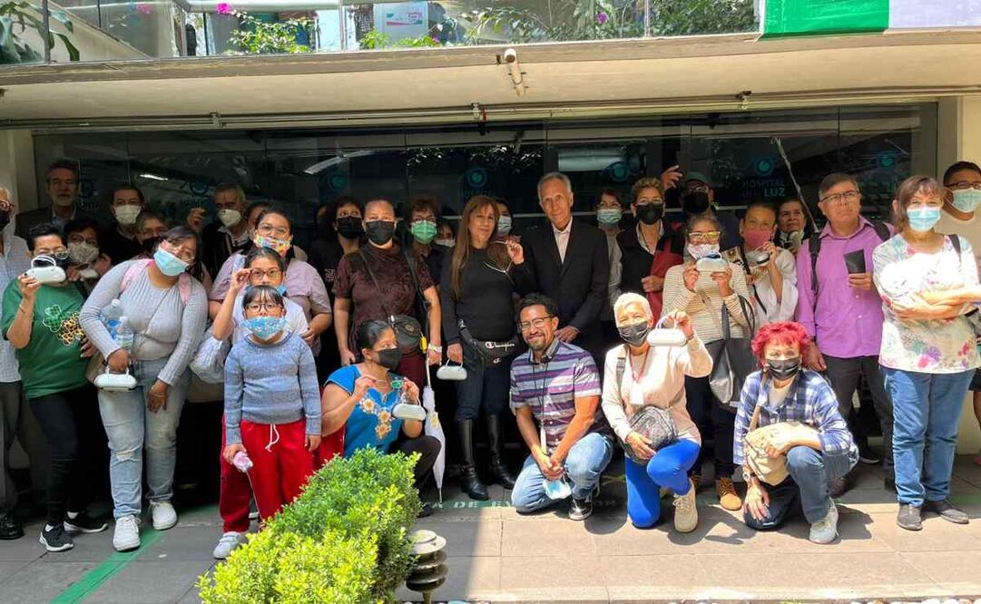 Vecinos del Centro Histórico reciben lentes gratuitos por parte del gobierno capitalino este 18 de septiembre de 2024. Foto: Especial