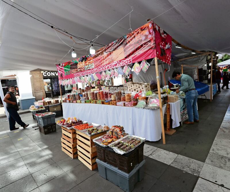 Las autoridades permiten la instalación de comercio de artesanías, que no son sino otra forma de ambulantaje, acusó el patronato. Foto: Jorge Alvarado/EL UNIVERSAL