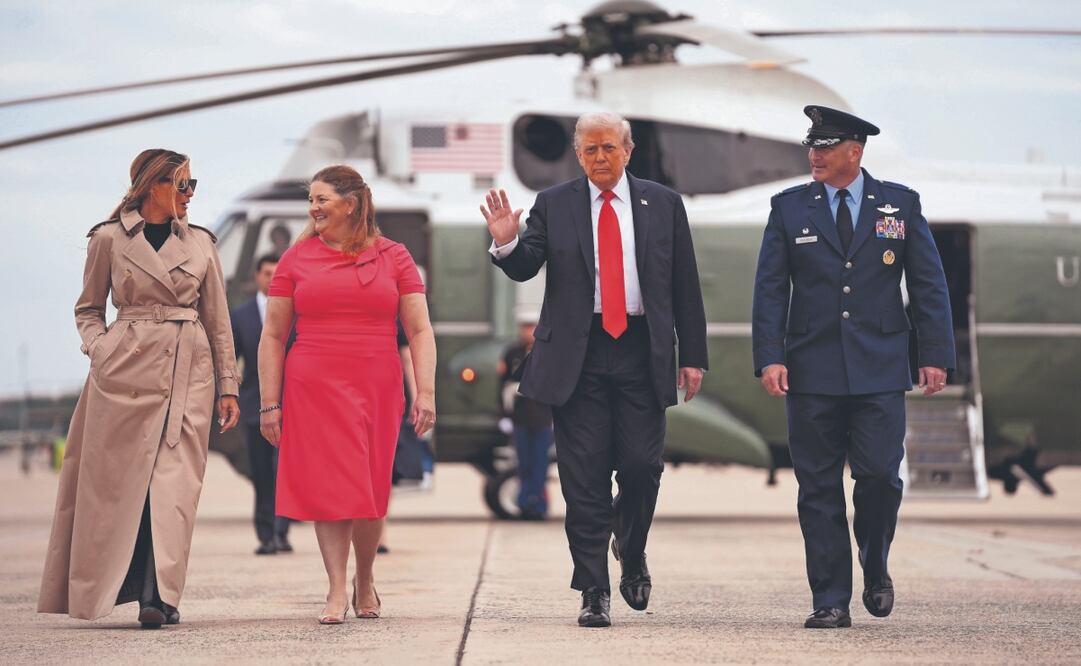 El presidente Donald Trump y la primera dama, Melania, antes de abordar el Air Force One para partir hacia Reino Unido.
Foto: de EVAN VUCCI. AP