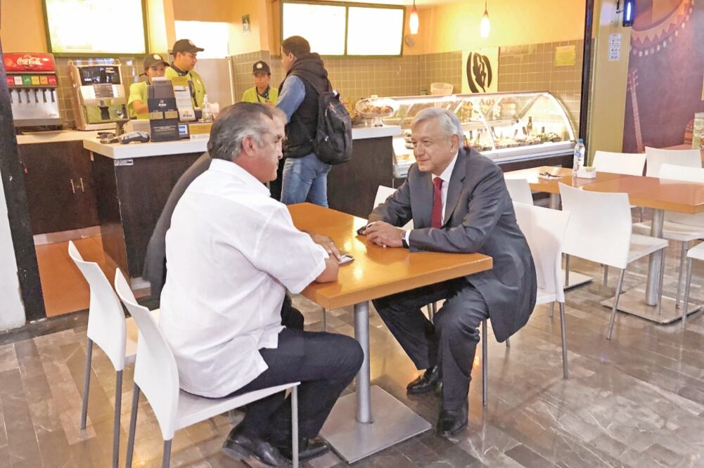Andrés Manuel López Obrador sostuvo una reunión con el gobernador de Nuevo León, Jaime Rodríguez Calderón, en el aeropuerto de Monterrey. Foto: CORTESÍA