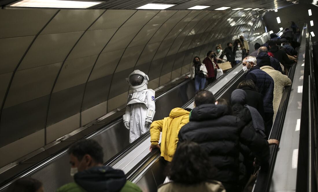 Hombre disfrazado de astronauta viaja en el metro de Turquía como parte de una campaña de la NASA. Foto: AP / Emrah Gurel