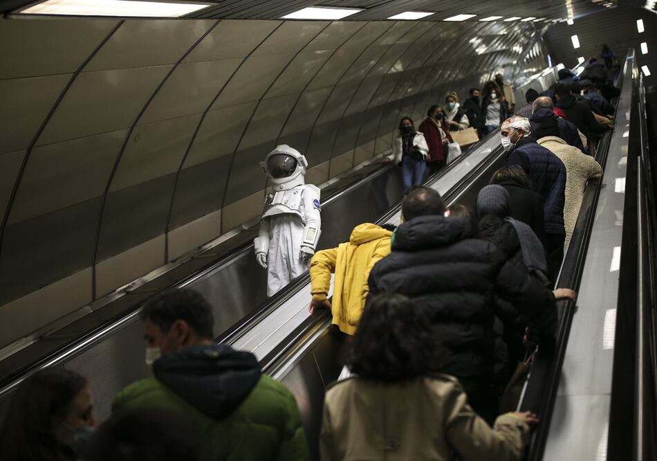 Hombre disfrazado de astronauta viaja en el metro de Turquía como parte de una campaña de la NASA. Foto: AP / Emrah Gurel