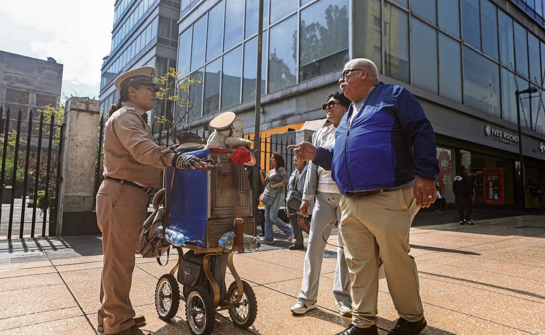 Sergio Hernández y su esposa Vania recorrieron las calles de la CDMX que no habían pisado en 26 años. Foto: Gabriel Pano | El Universal (16/01/2025)