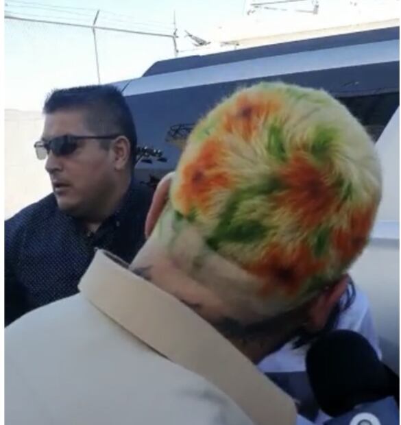 Christian Nodal cierra ciclos y aparece con nuevo look