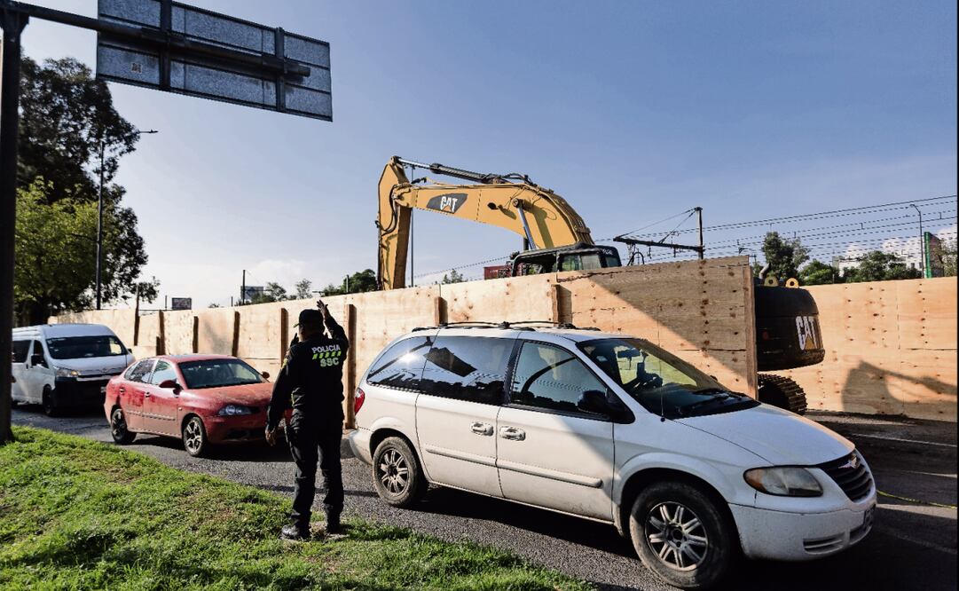 Segiagua inspecciona obras tras reparación de socavón en Calzada Ignacio Zaragoza.
Foto: Hugo Salvador / EL UNIVERSAL