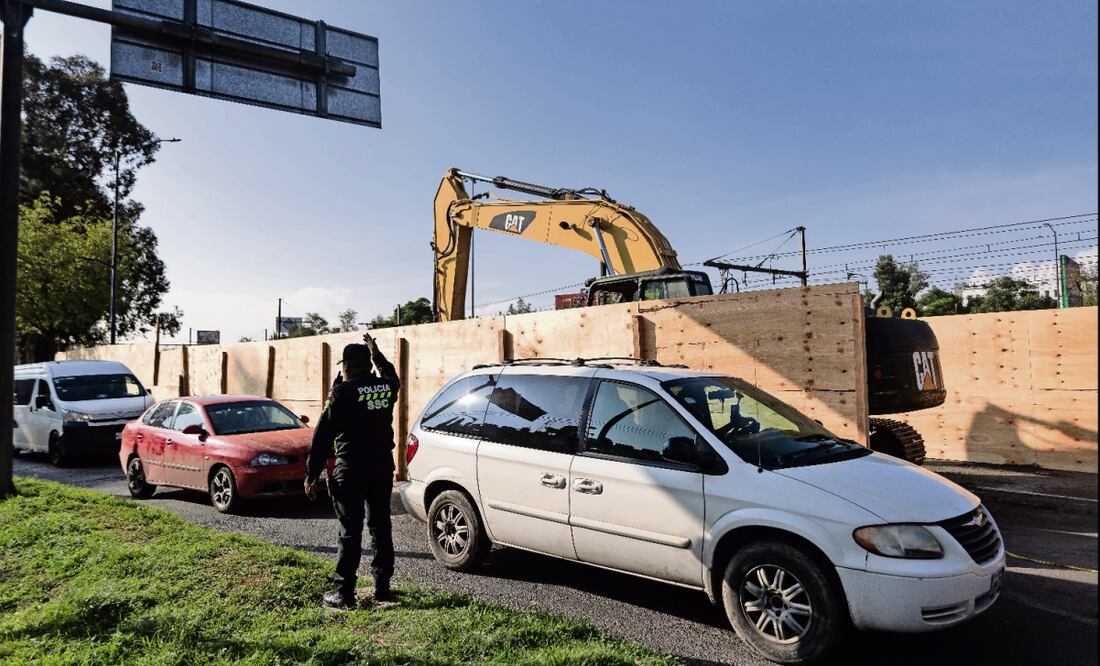 Segiagua inspecciona obras tras reparación de socavón en Calzada Ignacio Zaragoza.
Foto: Hugo Salvador / EL UNIVERSAL