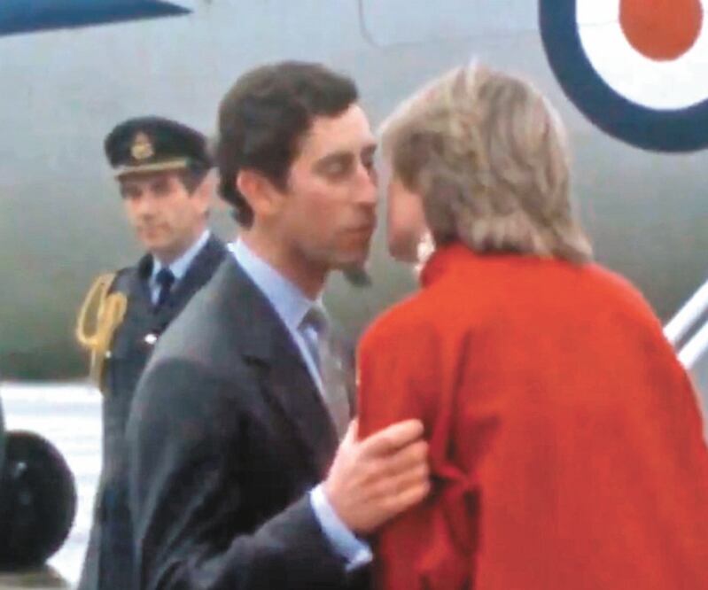 Carlos se despide con dos besos en la mejilla de Diana. Foto: NETFLIX