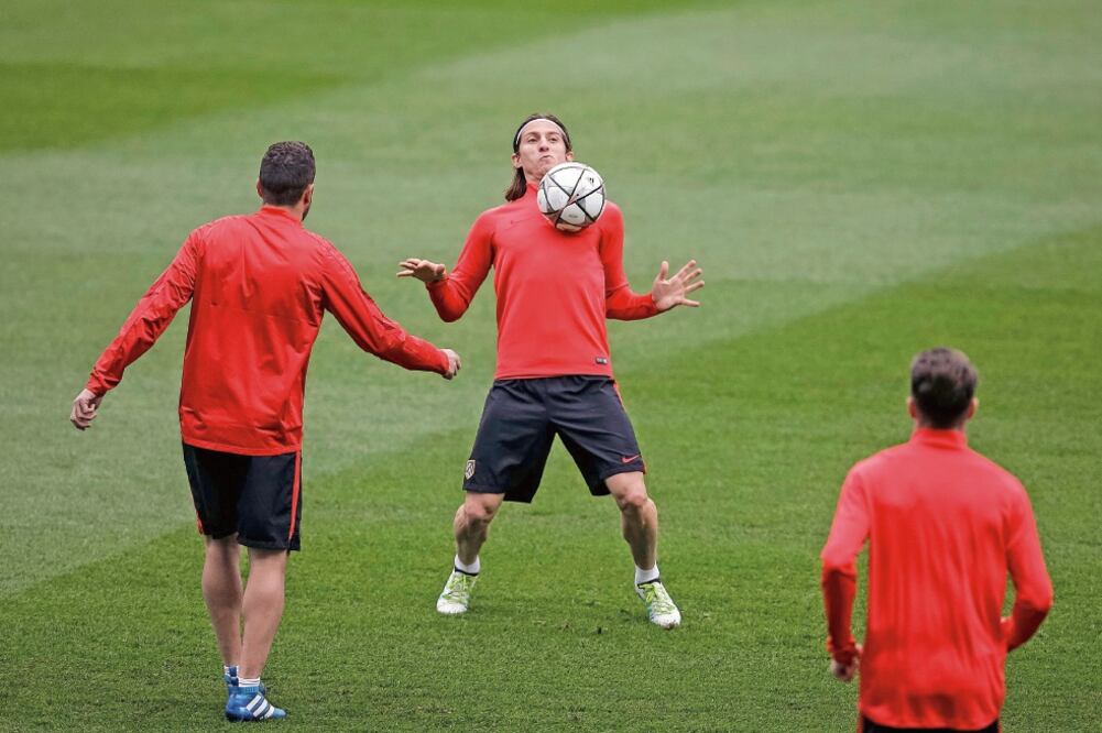 Filipe Luis, del Atlético, controla el balón en el Vicente Calderón (EMILIO NARANJO.EFE)