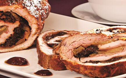 Rollo de lomo de cerdo relleno de manzana con adobo