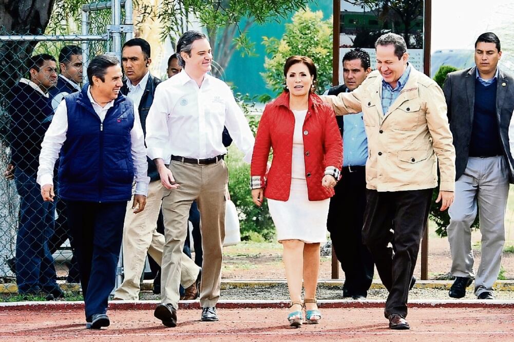 Al evento con el gobernador asistieron los titulares de la Secretaría de Educación Pública (SEP) y Secretaría de Desarrollo Agrario, Territorial y Urbano (Sedatu), Aurelio Nuño Mayer y Rosario Robles Berlanga, respectivamente (ESPECIAL)