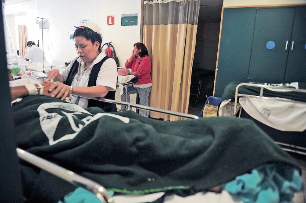 Según el Inegi, más de 475 mil personas en el país se dedican a la enfermería, 310 mil en istituciones públicas, en donde 15% son hombres. (ARCHIVO EL UNIVERSAL)