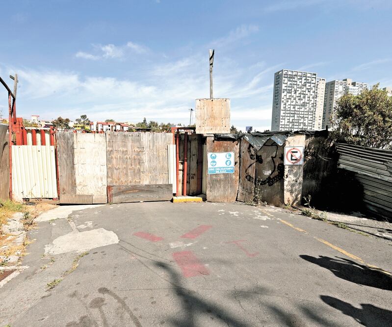El terreno para edificar el Hospital General de Cuajimalpa se encuentra abandonado y cercado con tablones de madera. Nadie resguarda la zona, de acuerdo con un recorrido de EL UNIVERSAL. FOTOS: BERENICE FREGOSO. EL UNIVERSAL