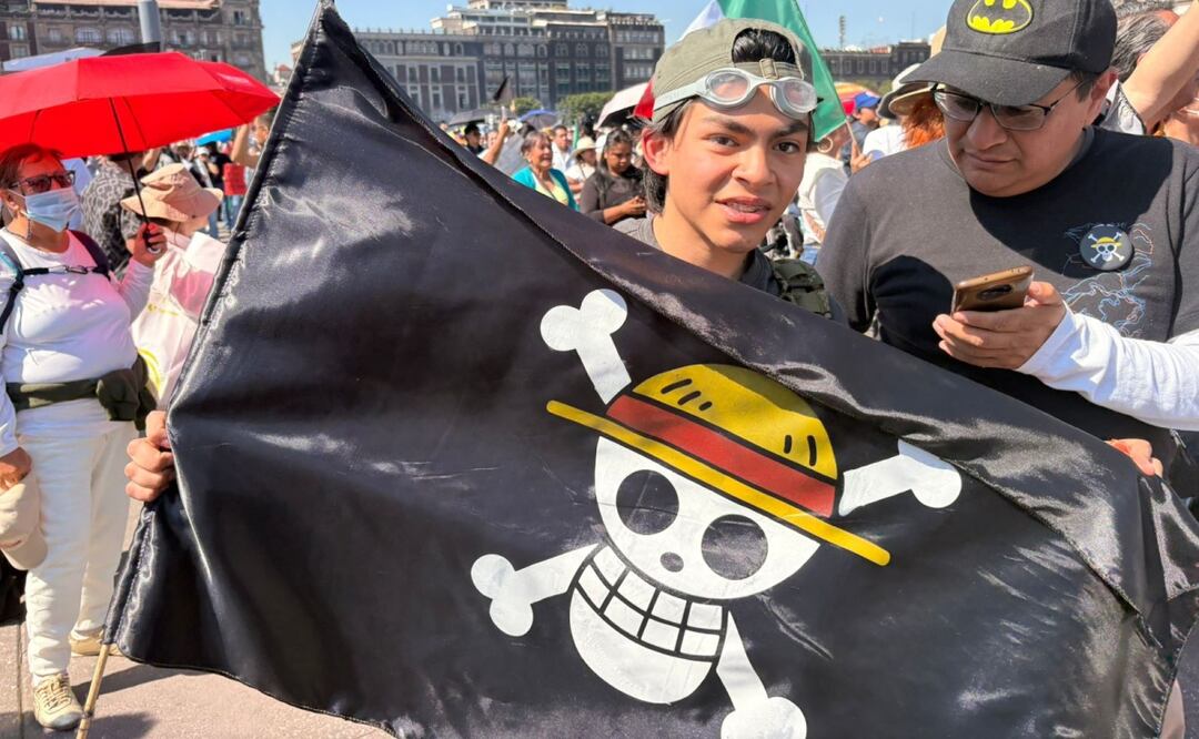 Con una bandera del anime One Piece, Rodolfo denunció la falta de insumos y medicamentos en México (15/11/2025). Foto: Sharon Mercado / EL UNIVERSAL