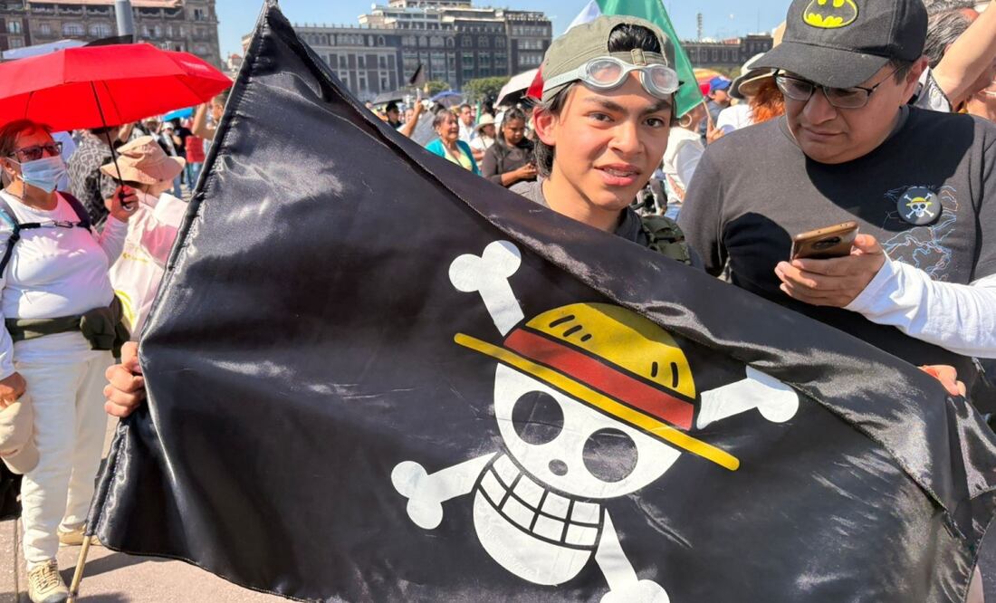 Con una bandera del anime One Piece, Rodolfo denunció la falta de insumos y medicamentos en México (15/11/2025). Foto: Sharon Mercado / EL UNIVERSAL