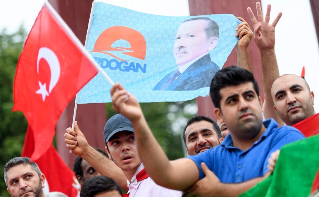 Seguidores del presidente turco, Recep Tayyip Erdogan, ondean la bandera de Turquía y otra con la imagen de Erdogan. (Foto: Archivo EFE/Martial Trezzini)