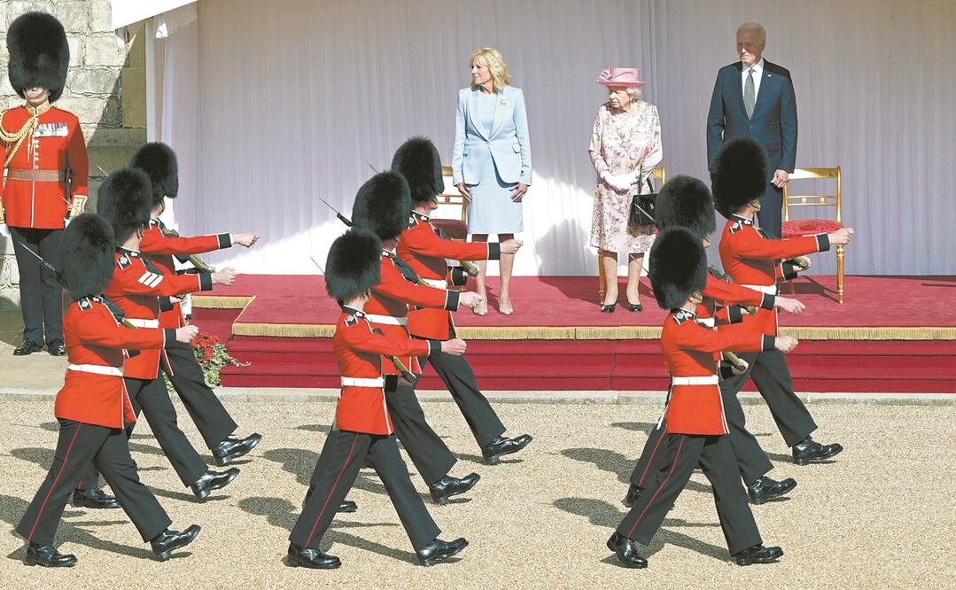 La primera dama de EU, Jill Biden; la reina Isabel II de Inglaterra y el presidente Joe Biden, en el castillo de Windsor, ayer. Foto: ARTHUR EDWARDS. AP
