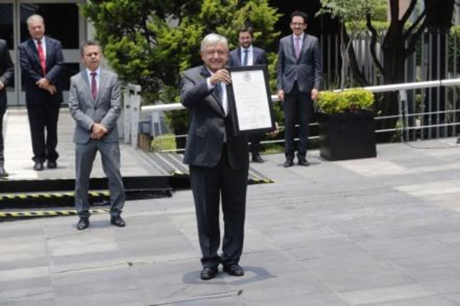 Recibe AMLO constancia de presidente electo