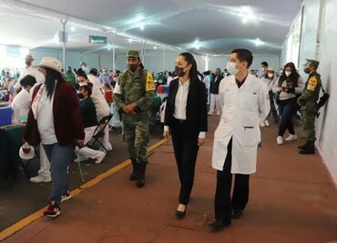 Sheinbaum supervisa vacunación en Campo Marte y Benemérita Escuela Nacional de Maestros