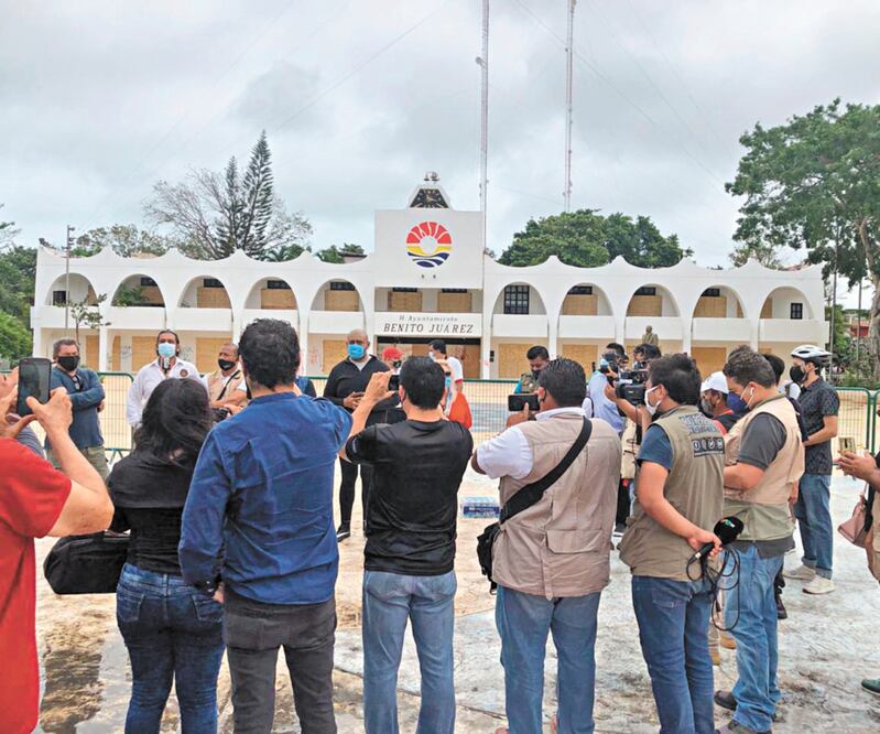 En el Palacio Municipal los manifestantes fueron recibidos por la alcaldesa de Cancún. ESPECIAL