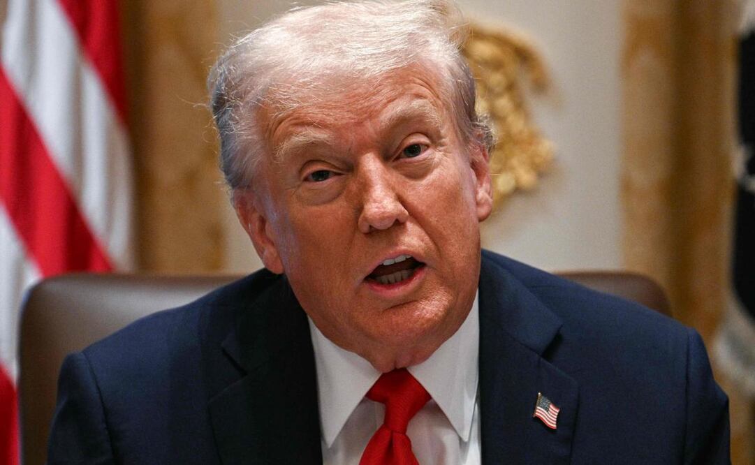 El presidente de Estados Unidos, Donald Trump, habla durante una reunión de gabinete en la Sala del Gabinete de la Casa Blanca en Washington, DC, el 9 de octubre de 2025. Foto: AFP
