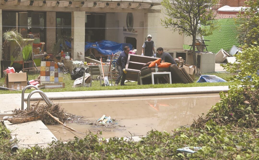 En una de las residencias, la alberca se encuentra llena de aguas negras, además de las afectaciones a los muebles del hogar. Fotos: CARLOS MEJÍA. EL UNIVERSAL