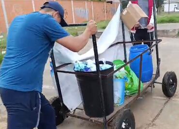 Solidaridad en Chalco: Vecino regala productos de limpieza tras inundaciones