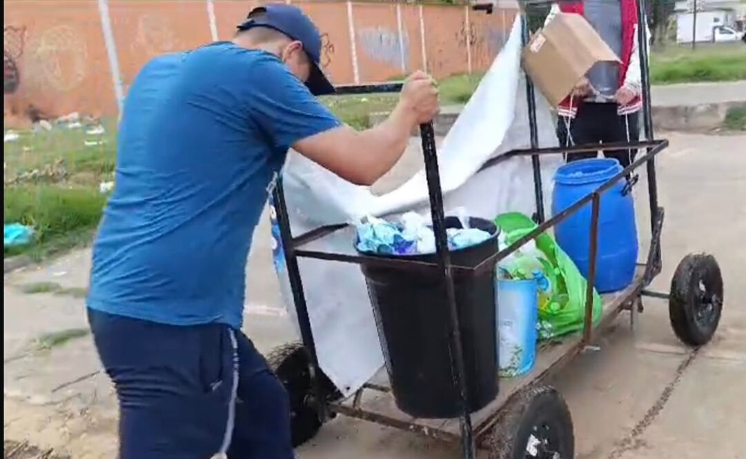 Luis Alfredo Rodríguez llegó con su carrito de productos de limpieza para regalárselos a sus vecinos de la unidad habitacional Villas de San Martín. Foto: Emilio Fernández / EL UNIVERSAL