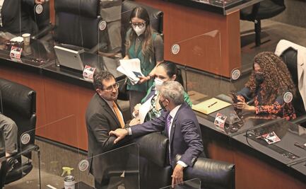 Chocan en el Senado por escasez de fármacos