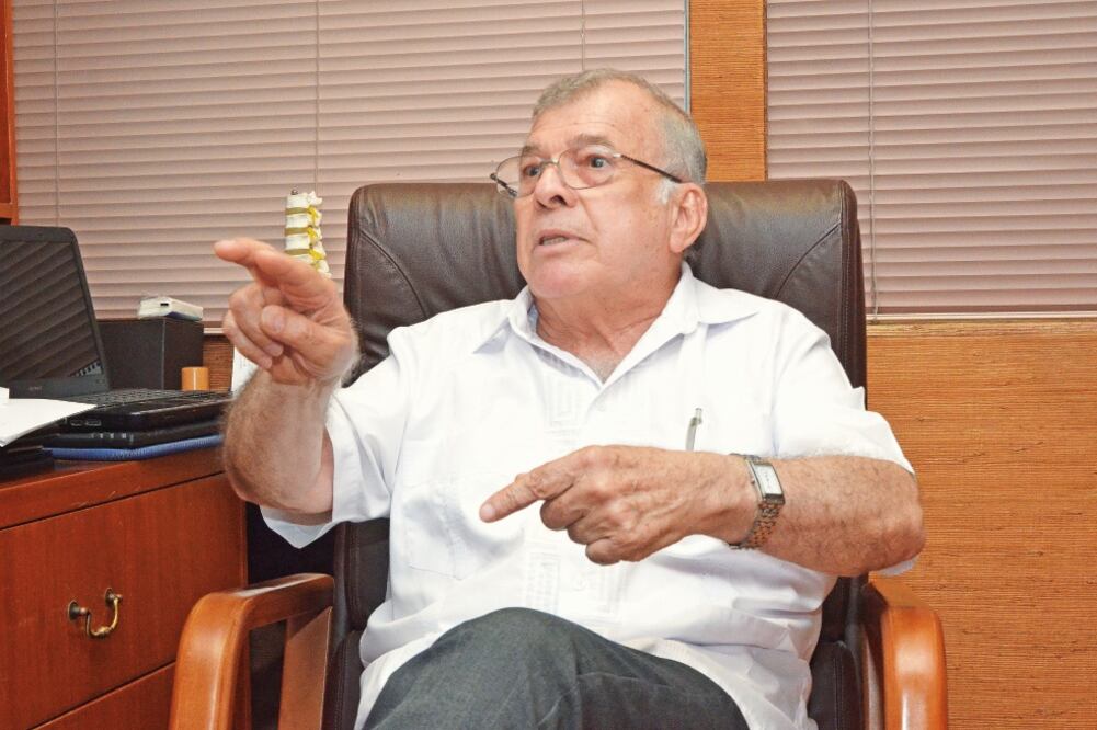 A punto de cumplir 50 años de ejercer la Medicina, el traumatólogo Felipe Flores afirma que en los hospitales públicos lo único que sobra son pacientes, todo lo demás falta. (Fotos: EMILIO VÁSQUEZ)