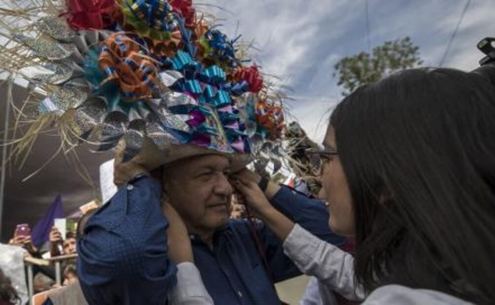 De sombreros a guantes de beisbol: los regalos a AMLO