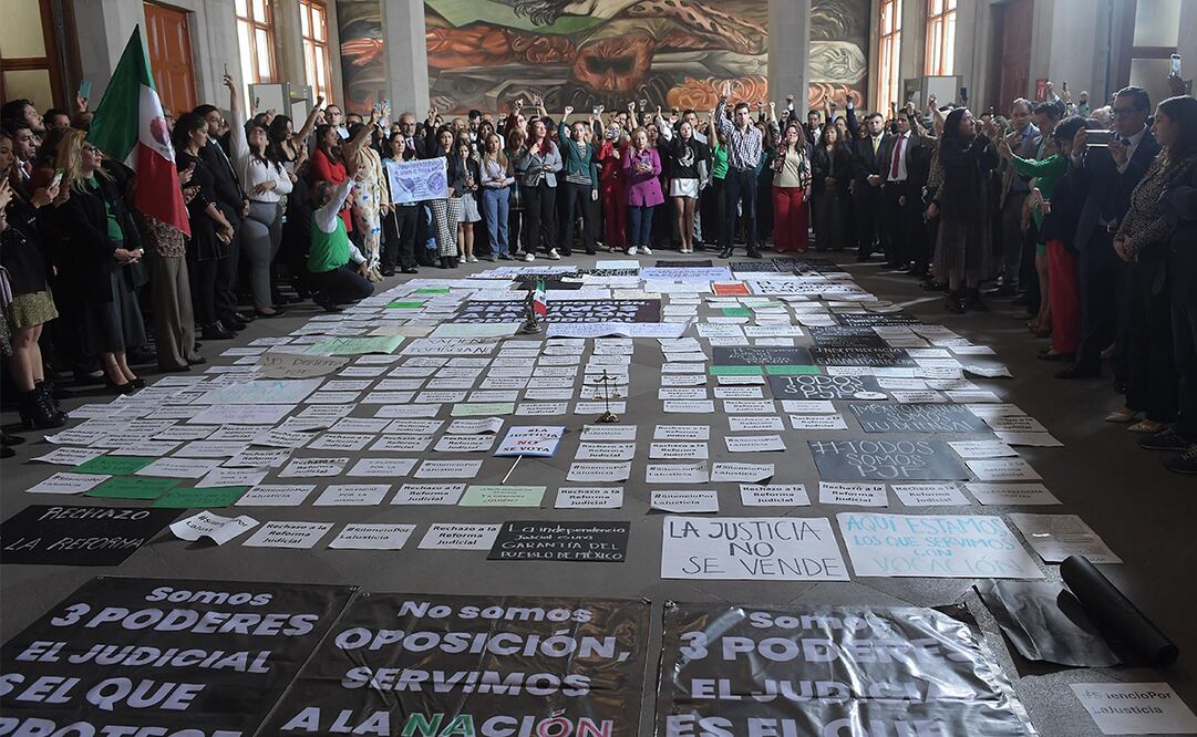Trabajadores de la Corte tapizaron el suelo del vestíbulo principal con carteles contra la reforma y respaldaron a los ministros. Foto: Especial